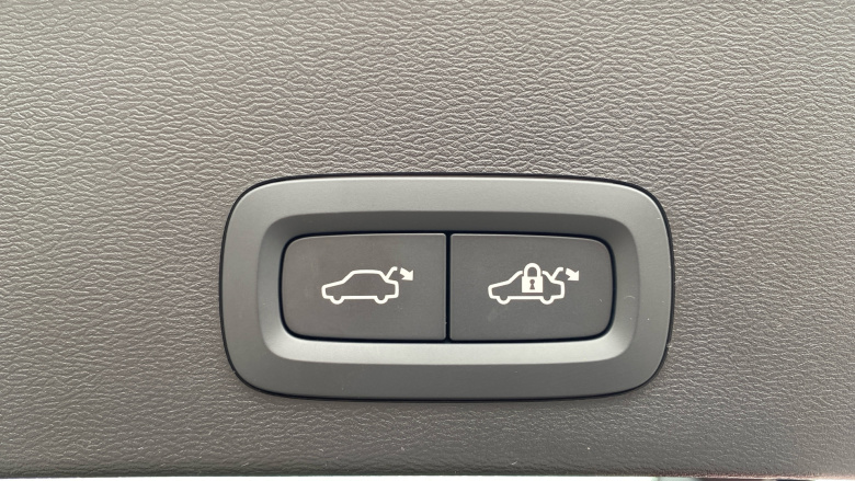 Volvo XC40 2.0 B3P Plus Black Edition 5dr Auto Petrol Estate